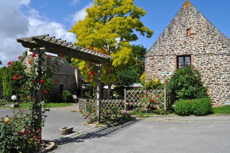 L'Auberge De La Porte Saint-Jouan-des-Guérets Buitenkant foto